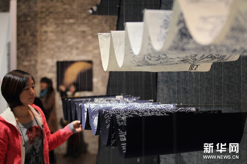 11月8日，參觀者被第七屆國際纖維藝術雙年展的展品吸引。