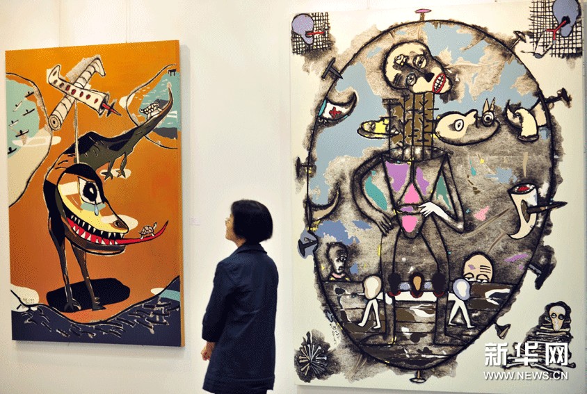 11月8日，參觀者在2012第19屆台北國際藝術博覽會上欣賞藝術作品。