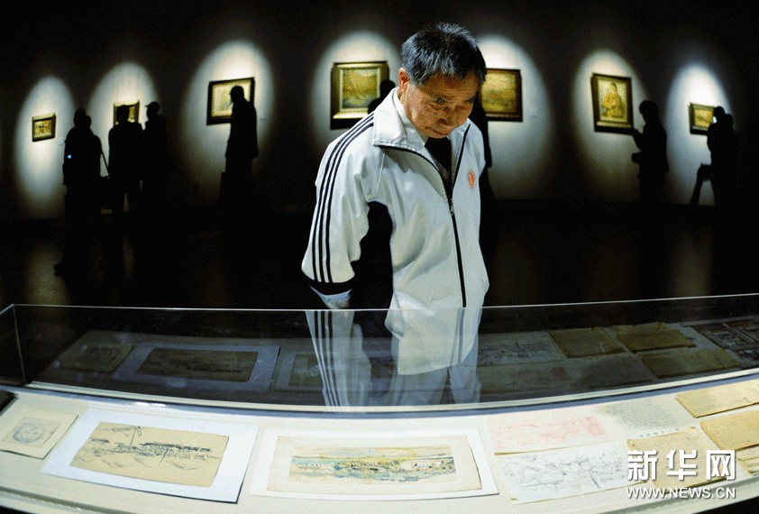11月14日，參觀者在浙江美術館欣賞林達川的手稿作品。