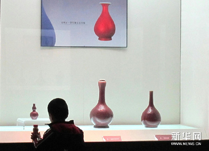 11月20日，一個小朋友在“館藏單色釉瓷器展”上觀看單色釉瓷器精品。新華網圖片 徐速繪 攝