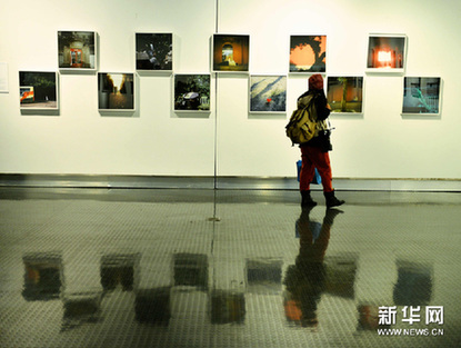 11月25日，參觀者在欣賞系列攝影作品《穿越》。新華網圖片 龍巍 攝