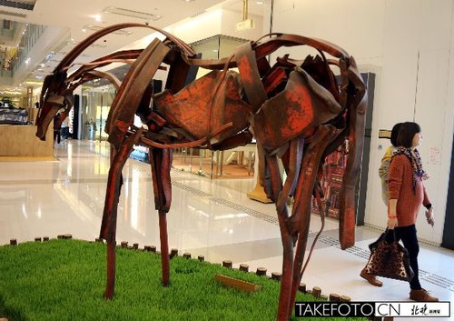 12月1日，兩位顧客從香港K11擺設的一件雕塑作品《躍馬》旁走過。