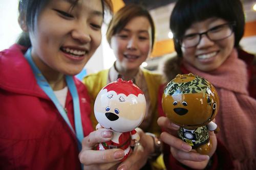 　12月20日，在第七屆中國北京國際文化創意産業博覽會上，工作人員在演示具有與人對話、跳舞等功能的智慧桌面互動玩偶機器人。新華社發（王振 攝）