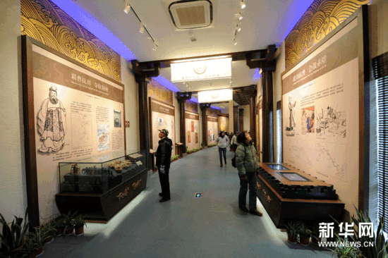 （4）12月25日，遊人在紀念館內參觀孫權與三國的歷史展示。