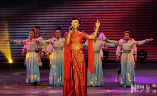 1月18日，在“冰雪律動”文藝晚會上，演員們在表演歌舞《不滅的火焰》。