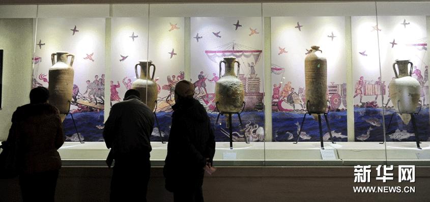 1月20日，市民在欣賞展出的陶器文物。