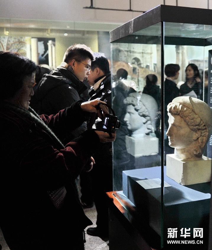 1月20日，市民在拍攝展出的雕像。