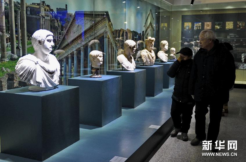 1月20日，市民在欣賞展出的人物雕像。