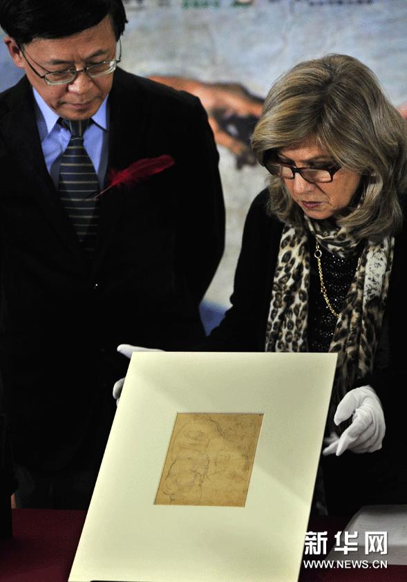 1月23日，在台北歷史博物館，來自意大利米開朗基羅故居博物館的代表（右）展示米開朗基羅手稿真跡《維納斯像習作》。
