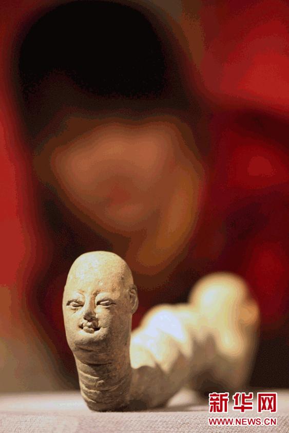 2月11日，參觀者在南京江寧博物館欣賞“人首蛇身陶俑”。