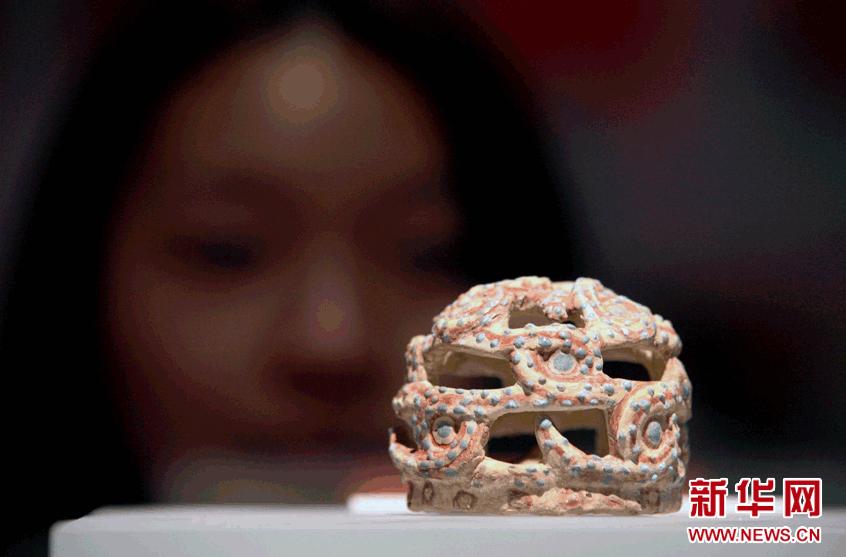 2月11日，參觀者在南京江寧博物館欣賞“琉璃釉盤蛇玲瓏球形器”。