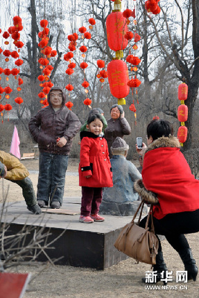 2月23日，在榆次老城新春蠟像展上，一名小朋友在蠟像前留影。新華網圖片 王飛航 攝