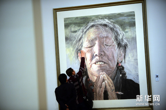 2月27日，參觀者在欣賞作品《母親》。新華網圖片  張金加 攝