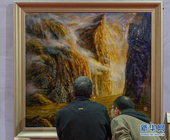 2月28日，參觀者在展會上欣賞漆畫《峽江》。