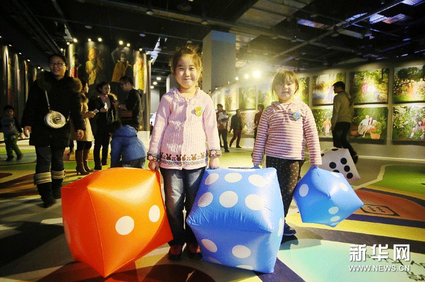 3月2日，在“世界兒童融合藝術大展”上，兩名兒童在玩交通遊戲棋。