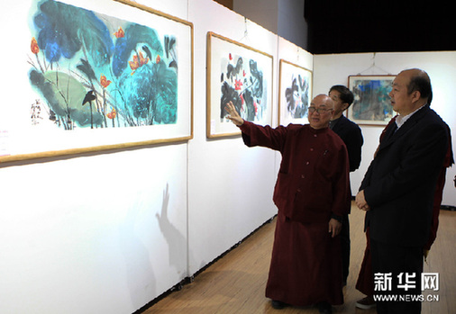 3月5日，觀眾在欣賞李雄風的畫作。新華網圖片 張燕輝 攝