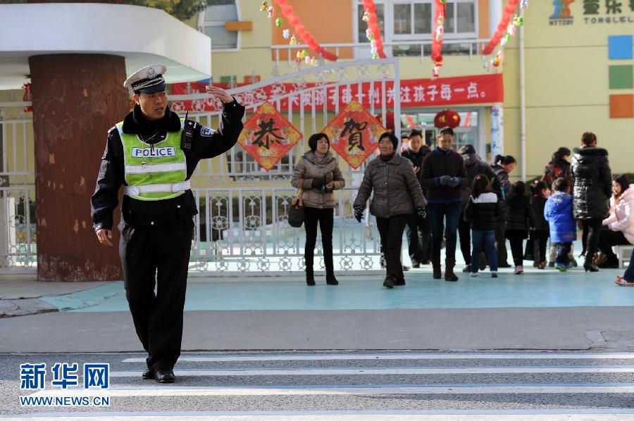 南通交警“抱抱哥”