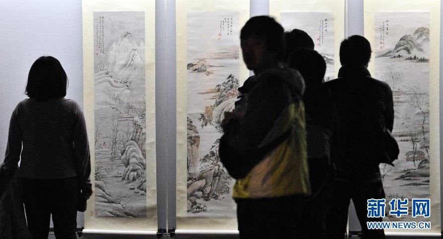 3月11日，參觀者在台北故宮博物院觀賞《典藏新紀元——近現代書畫名品展》展出的作品。