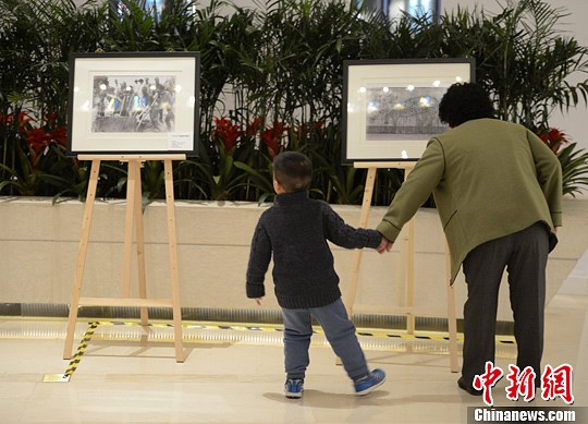 3月21日，由英國駐華使館主辦的“1870-1950：英國收藏的中國影像”影展在北京開幕。該展覽以約60幅照片真實再現了19世紀末20世紀初中國的生活狀態。這是這些照片首次在英國以外的國家展覽。中新社發 侯宇 攝