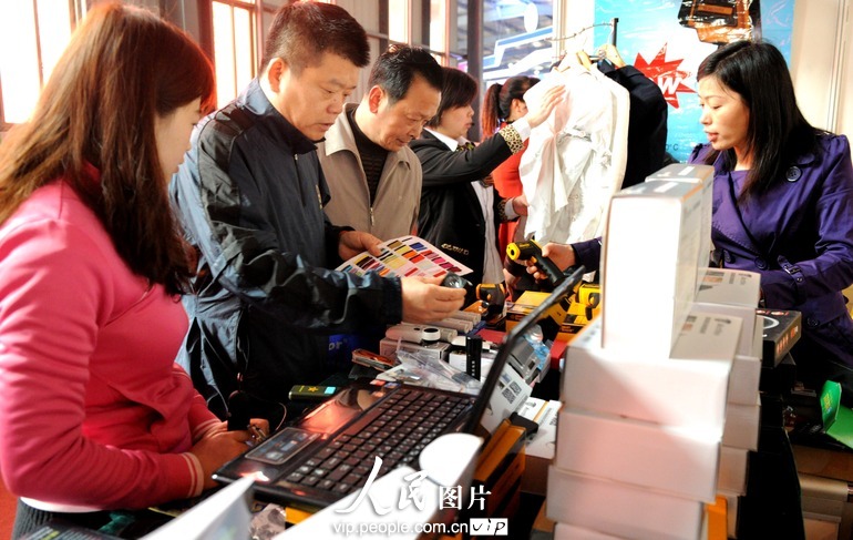 2013年3月25日，採購商在武義五金工具博覽會上採購産品。