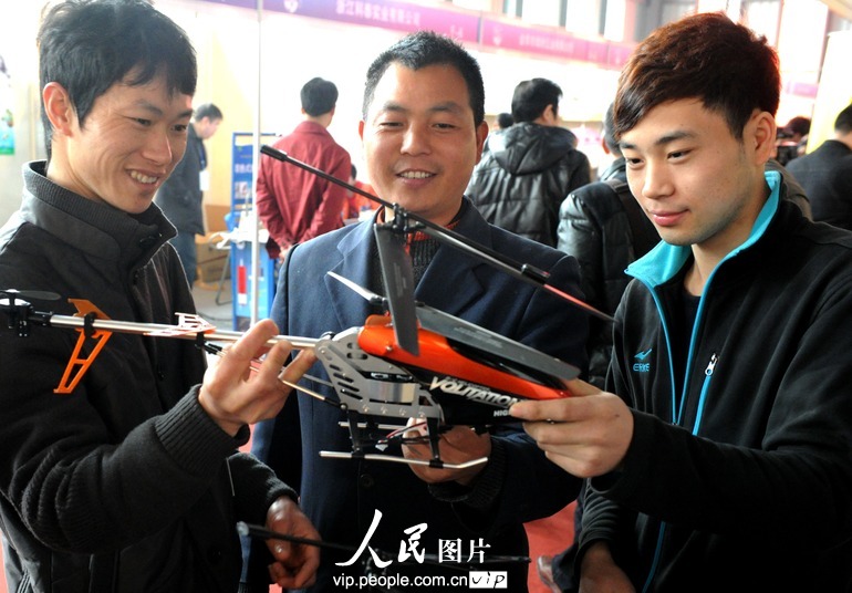 2013年3月25日，客商在武義五金工具博覽會上採購遙控玩具直升機。