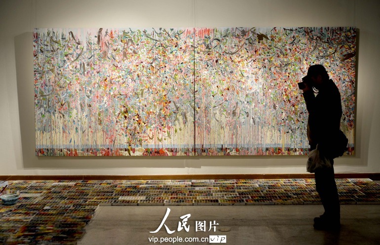 一名參觀者在拍攝一組名為《淹沒NO•1》的藝術作品。