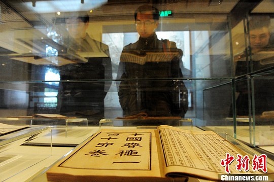3月26日，深居長沙岳麓書院內的中國書院博物館引來了眾多遊客參觀。中國書院博物館是目前唯一一座展示中國書院史和文化教育史的專題博物館。圖為保存完好的岳麓書院石碑。楊華峰 攝