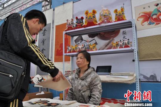4月5日，2013河北省旅遊商品博覽會展出的邯鄲魏縣花布印染特色産品。　呂子豪　攝