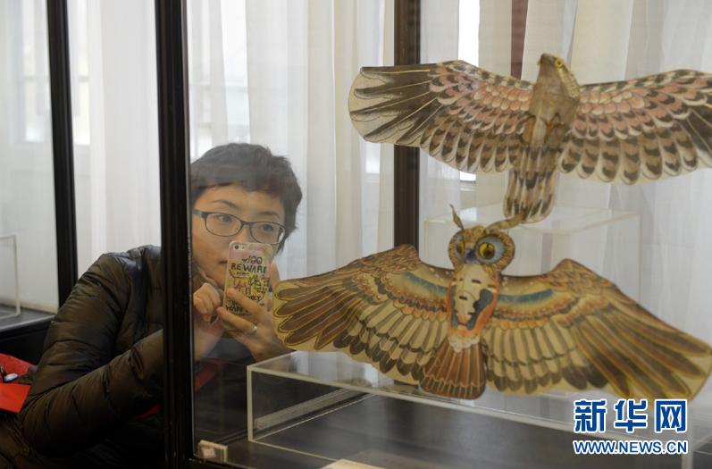 4月4日，遊客在展覽上拍攝民國時期的用於娛樂的貓頭鷹風箏。