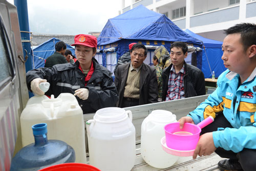 給災民發放消毒後的飲用水。