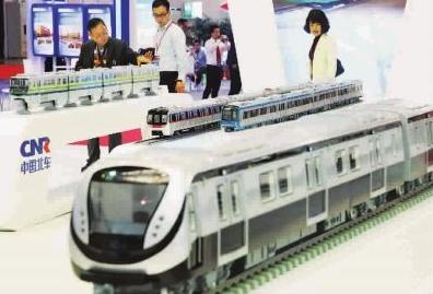 新型軌交列車模型吸引觀眾駐足