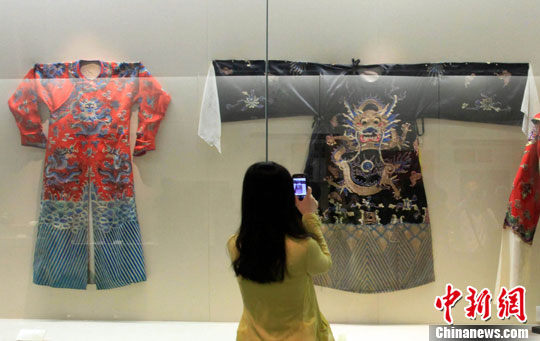 5月8日，市民被漢劇行頭所吸引，漢劇行頭多以明代服飾為基礎。中新社發 張暢 攝