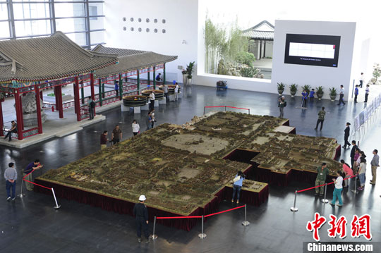 5月14日，中國園林博物館對媒體首次開放，以1：150的比例製作的圓明園極盛時期復原木雕現身博物館正中央，吸引不少參觀者駐足。中新社發 崔楠 攝