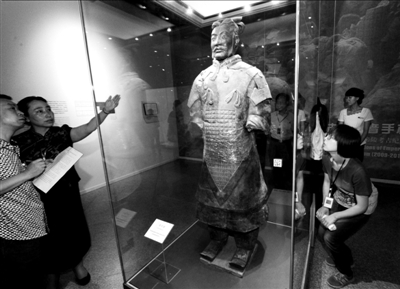 6月8日，在秦始皇帝陵博物院，人們在參觀一號兵馬俑坑出土的將軍俑。