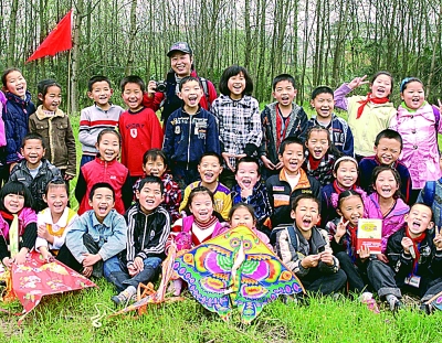 敖雙英和孩子們在校外課堂 薛曉哲攝