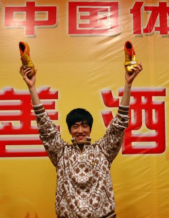劉翔高舉自己設計的球鞋