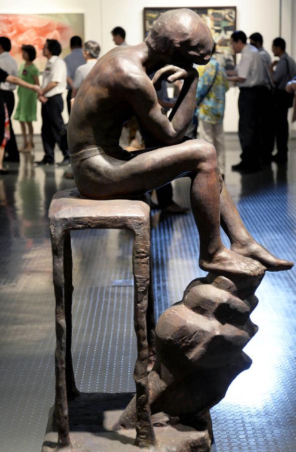 7月6日在“2013台中市大墩美展文化交流展”上拍攝的雕塑作品《黑玫瑰》。新華社發（施健學 攝）
