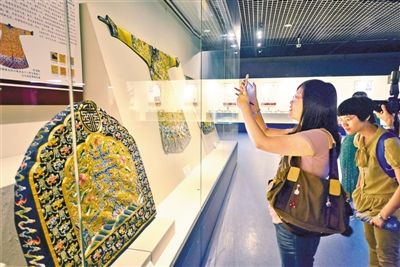 在深圳博物館舉行的“得大自在——乾隆時代的皇家風采”文物展吸引了眾多觀眾。