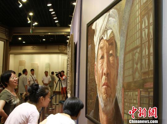 圖為觀眾在欣賞遼寧畫家張洪讚的油畫《歲月留痕》。　司曉帥　攝