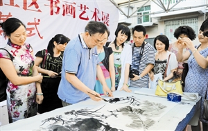 “翰墨鵬城——首屆深圳社區書畫藝術展”昨日在南山區龍井村文化廣場開幕。