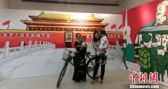 9月24日，講述中國人一百年旅行生活的“國人旅行百年展”在北京798藝術區開幕。展覽現場設有“拉洋片”、模型留影區、明信片寄送區、旅行圖書角、未來旅行塗鴉墻5個互動區。圖為觀眾在模型留影區開心合影。