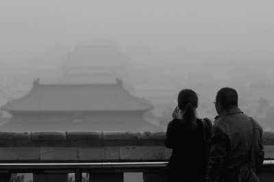 昨天，遊客在景山俯瞰故宮。霧霾籠罩，能見度很差。