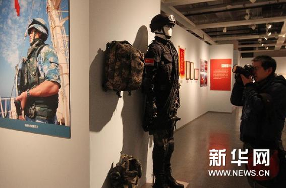  12月25日，參觀者在上海中國航海博物館的預展上拍攝海軍特戰隊員的裝具。新華網圖片 裴鑫 攝