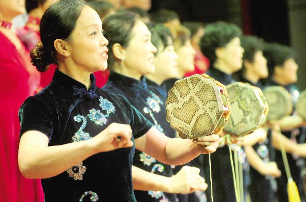 圖（1）12月31日，東昌府區民間文藝表演隊在表演八角鼓説唱《青天白去》。 