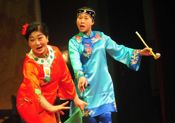 圖（2）12月31日，臨清市民間文藝表演隊在表演臨清時調説唱《撤大潑》。