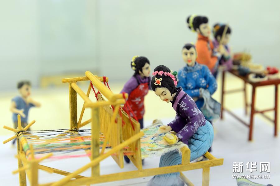  （2）這是在濟南市趵突泉公園民俗文化街拍攝的展現乞巧節節慶習俗的面塑（1月6日攝）。