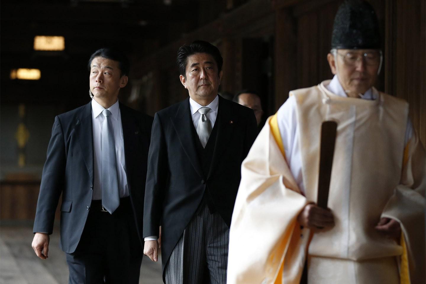 2013年12月26日，日本首相安倍晉三參拜供奉有二戰甲級戰犯的靖國神社。