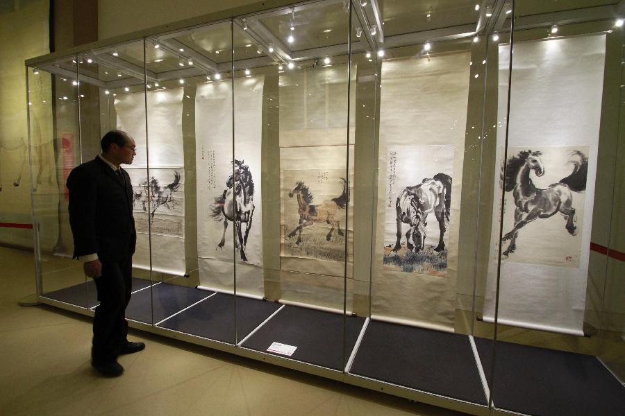 （2）1月22日，參觀者在南京博物院特展館欣賞徐悲鴻的5幅《奔馬圖》。