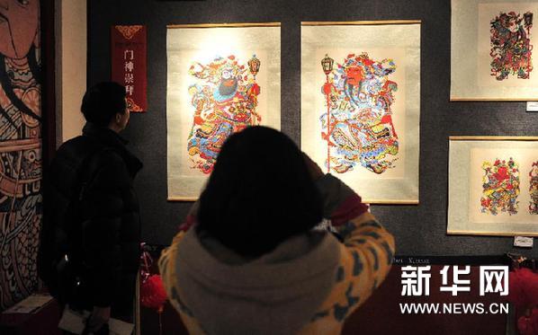 2月7日，拉薩市民在參觀展出的年畫。新華網圖片 劉坤 攝