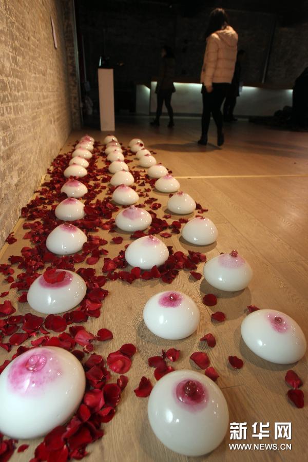  （2）2月28日，參觀者在“中國當代玻璃藝術展”上欣賞楊楊作品《粉白——惑》。